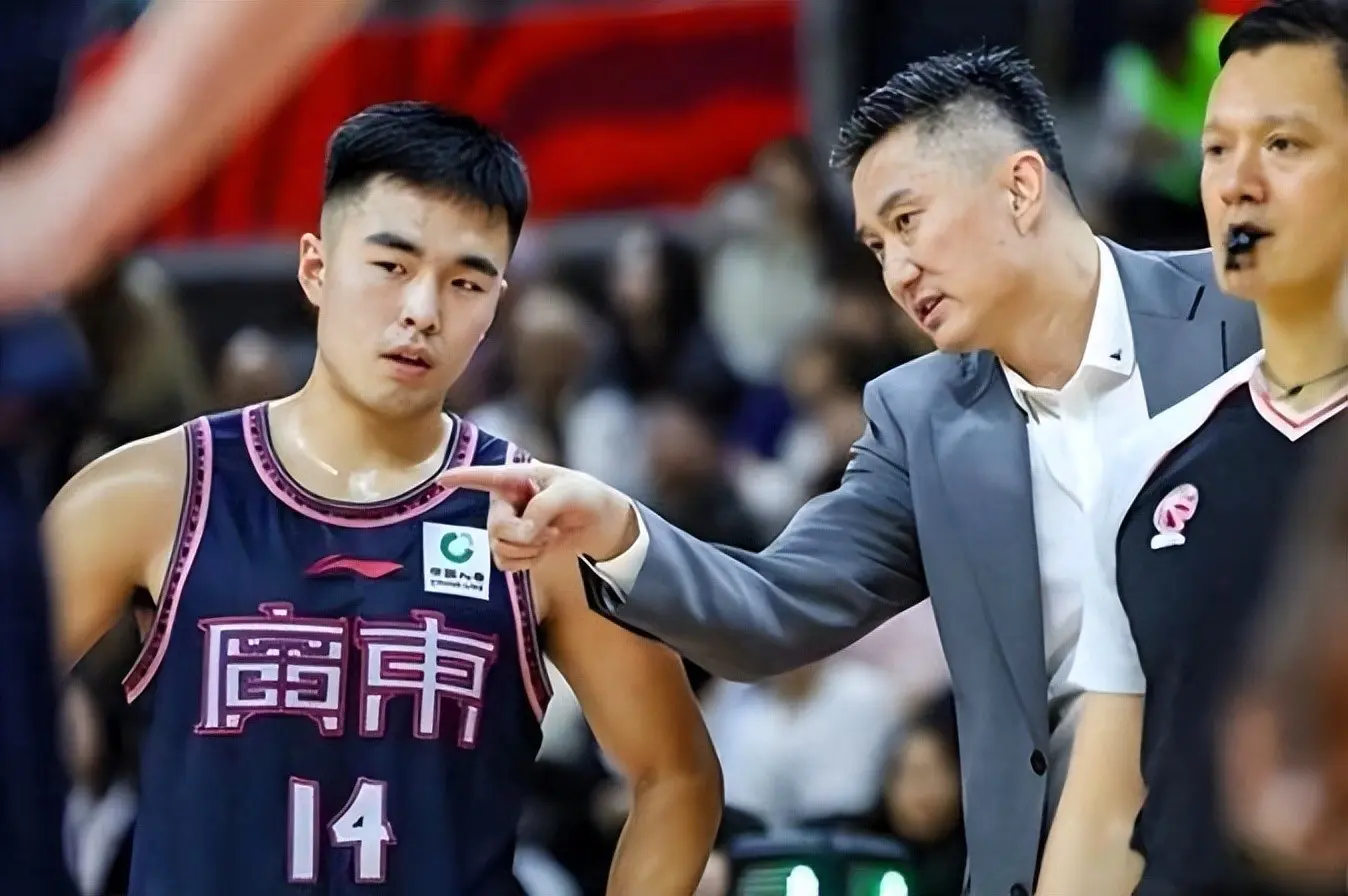 在球队, 面黄荣奇和, 任骏飞还不 在球队, 面黄荣奇和, 任骏飞还不