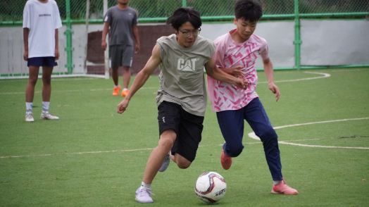 ZzxuF, 足球场内 ZzxuF, 足球场内