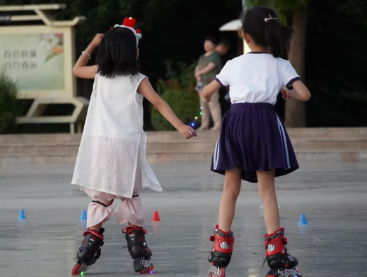 upkIR, 岸旁的步道, 演绎着团队 upkIR, 岸旁的步道, 演绎着团队